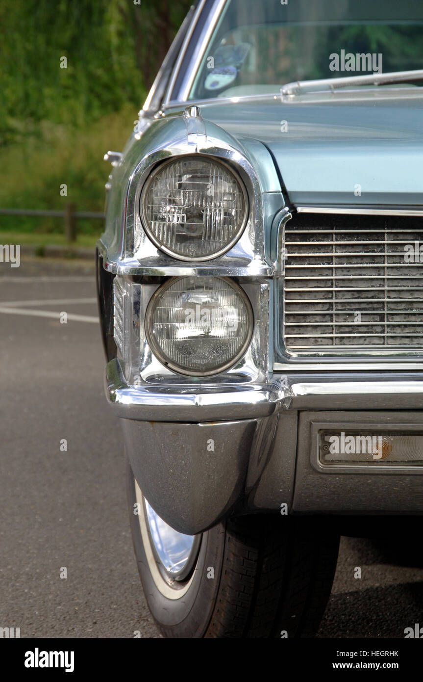 1965 Cadillac Coupe de Ville di lusso americano 2 porte coupé impilate fari anteriori Foto Stock