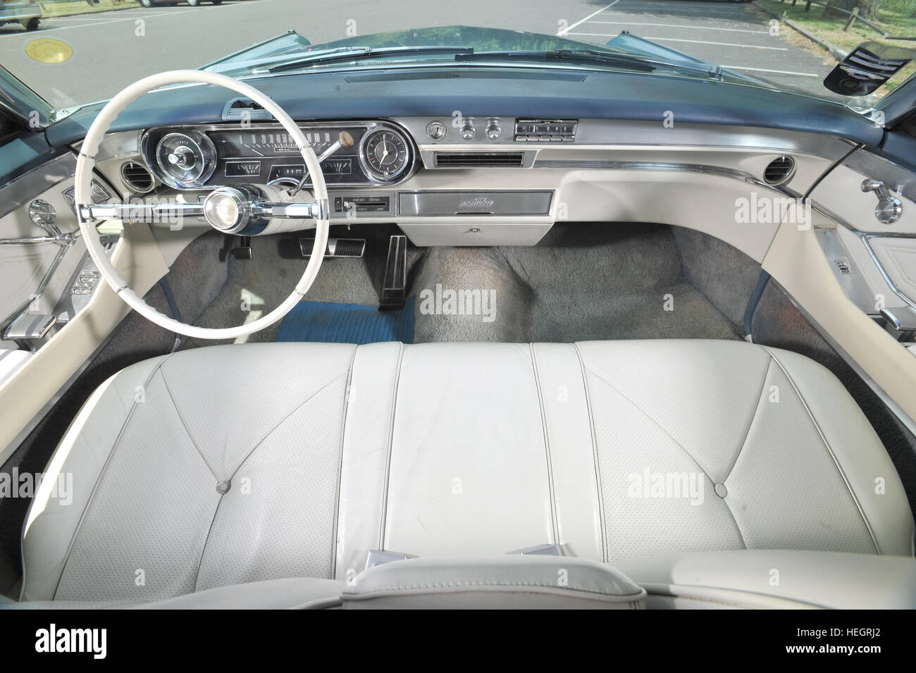 1965 Cadillac Coupe de Ville di lusso americano 2 porte coupé del sedile anteriore, cruscotto e interno Foto Stock