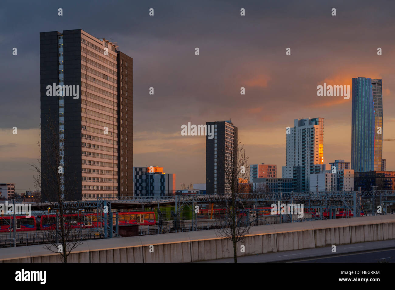 Blocchi a torre a Stratford, East London, con stratford stazione ferroviaria in primo piano. Foto Stock