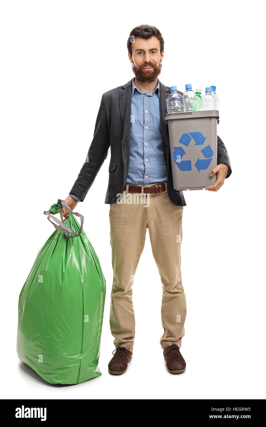 A piena lunghezza Ritratto di un uomo con un cestino pieno di bottiglie di plastica e un sacchetto di immondizia isolati su sfondo bianco Foto Stock
