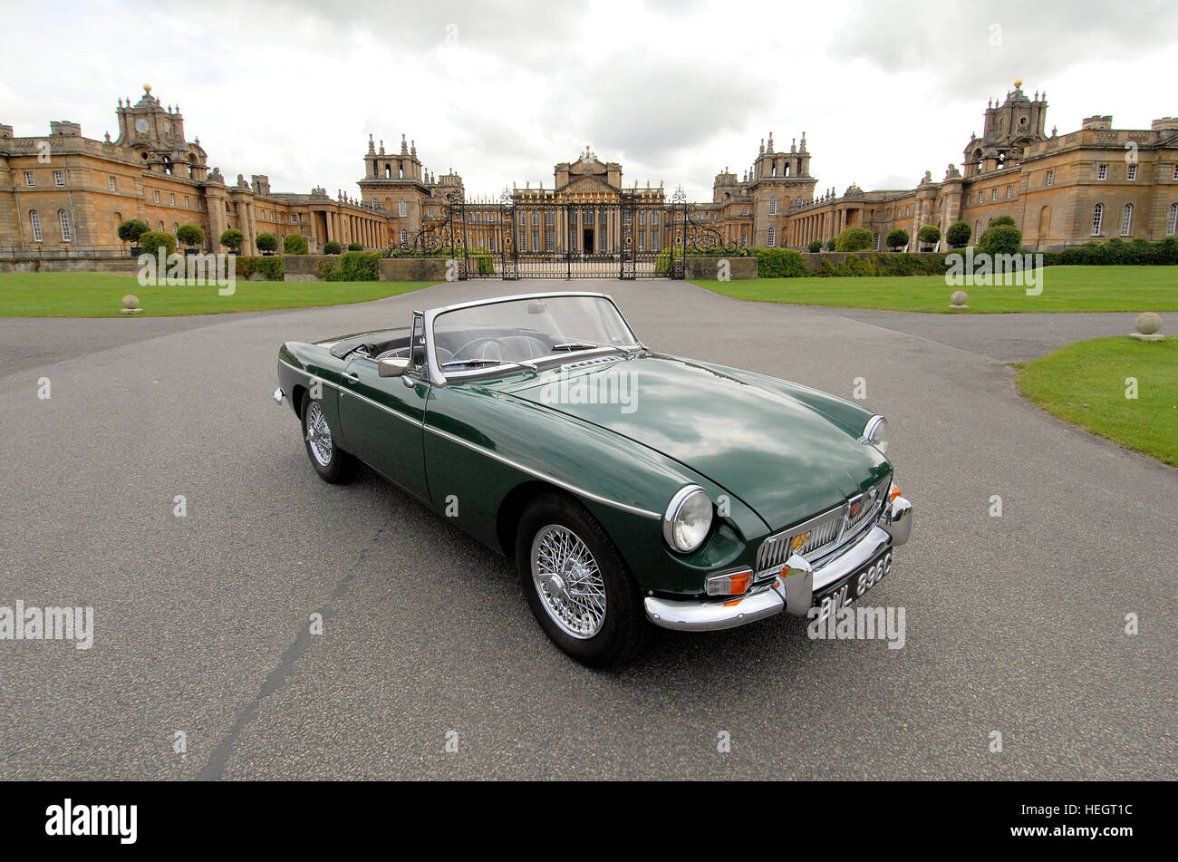 Green MG MGB cabrio classic auto sportiva nel periodo in posizione Foto Stock