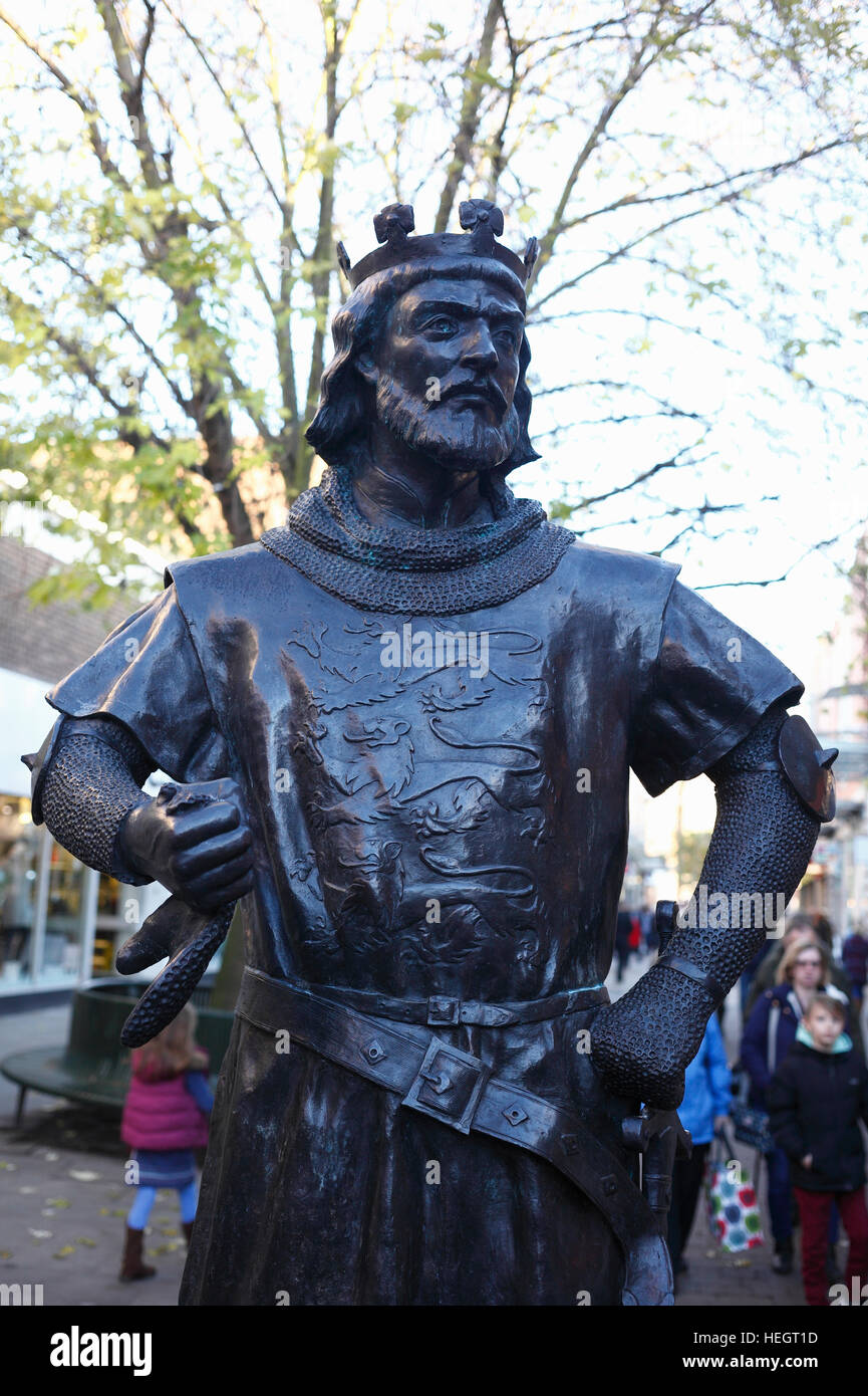 Una statua del monarca Inglese Re Giovanni dallo scultore Alan Beattie Herriot in King's Lynn, Norfolk, Inghilterra, Regno Unito. Foto Stock