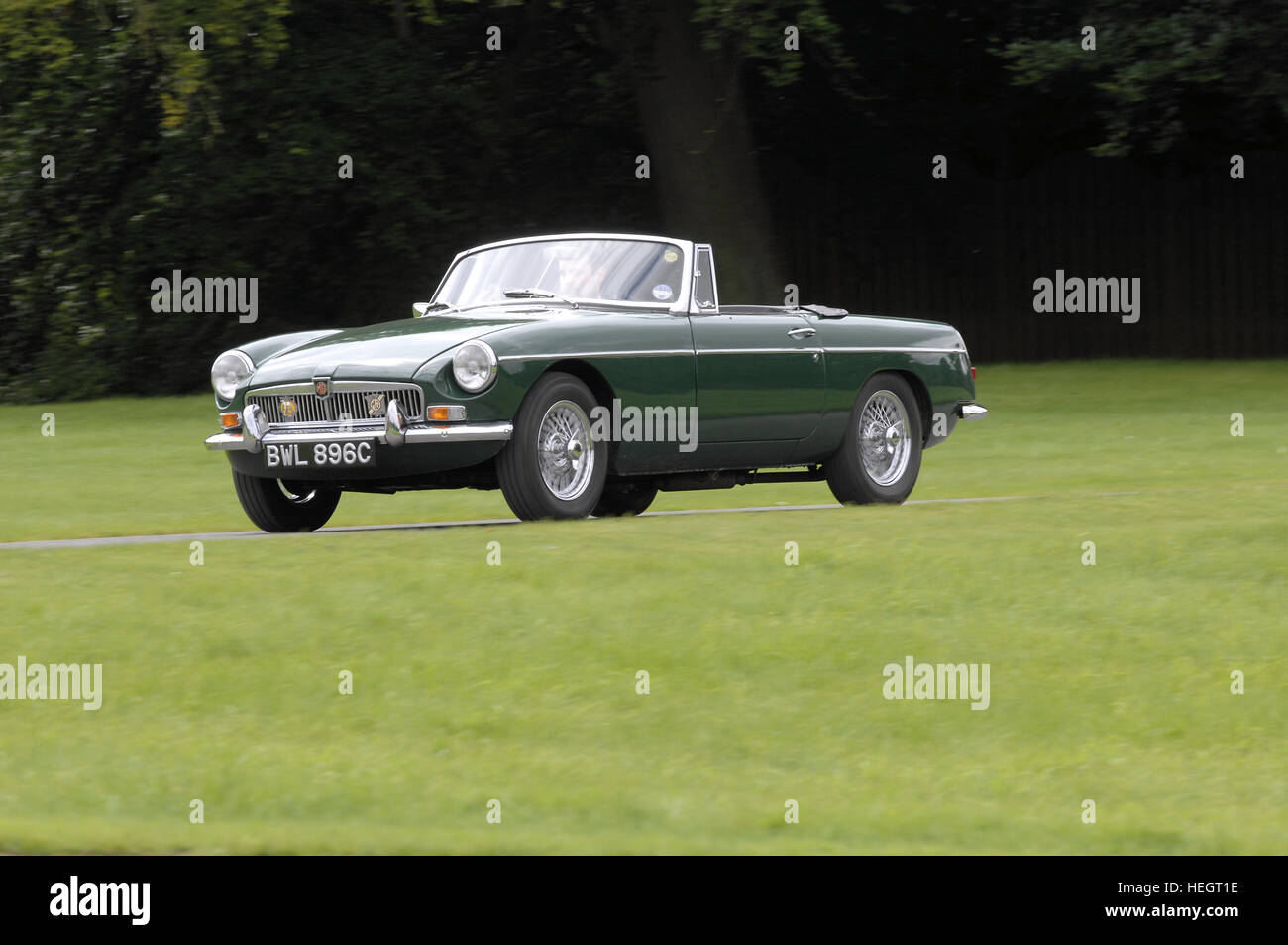 Green MG MGB cabrio classic auto sportiva azione girato Foto Stock