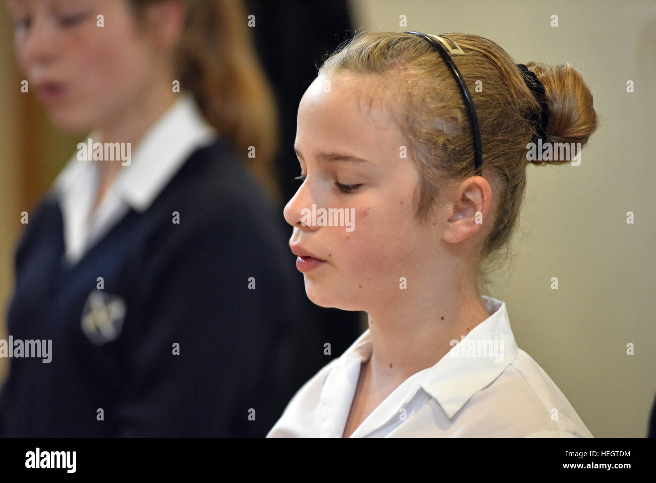 Coristi provano per un ora ogni giorno scolastico prima dell inizio della scuola, fotografata nel brano la scuola a Cattedrale di Wells. Foto Stock