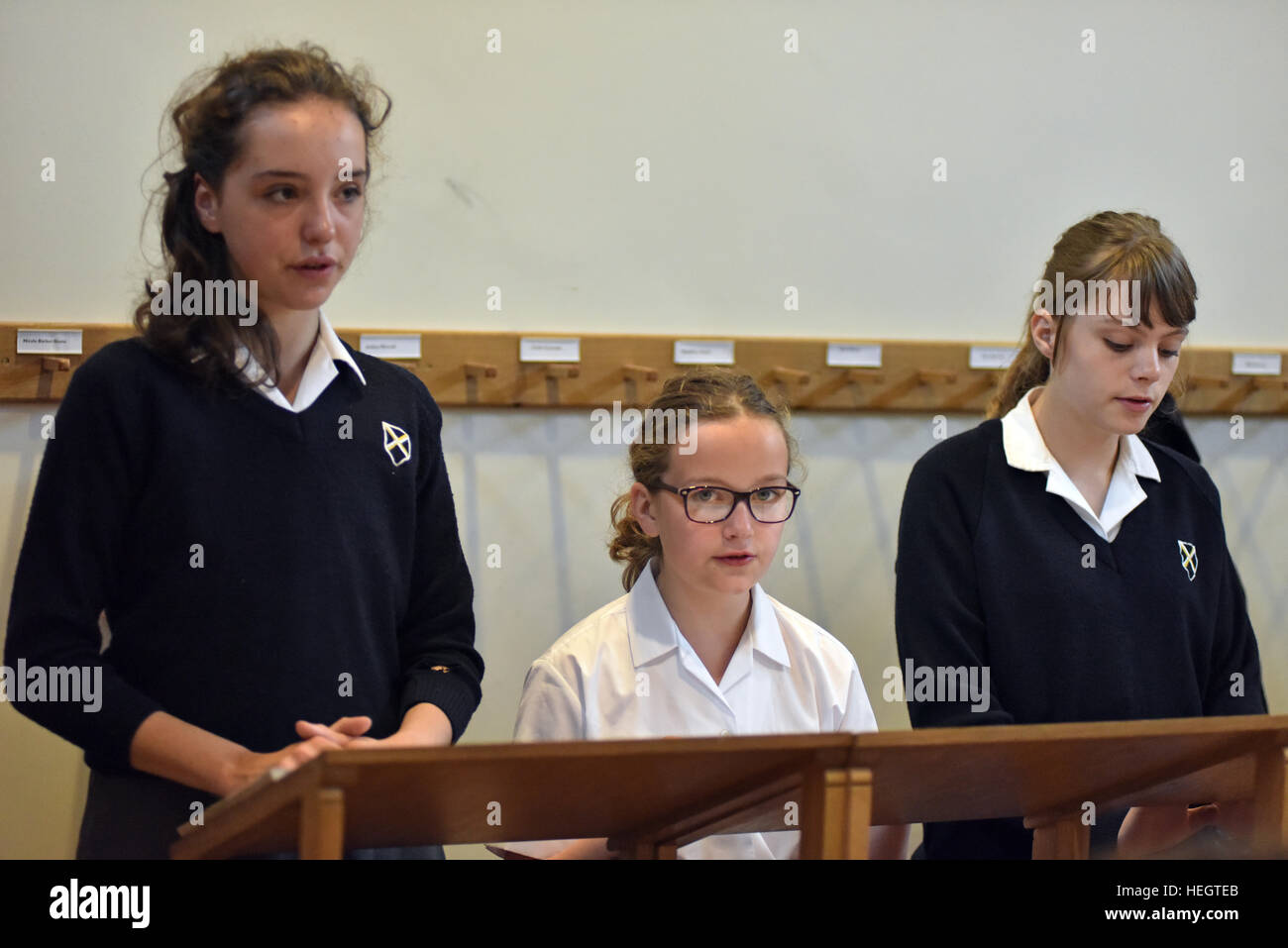 Coristi provano per un ora ogni giorno scolastico prima dell inizio della scuola, fotografata nel brano la scuola a Cattedrale di Wells. Foto Stock