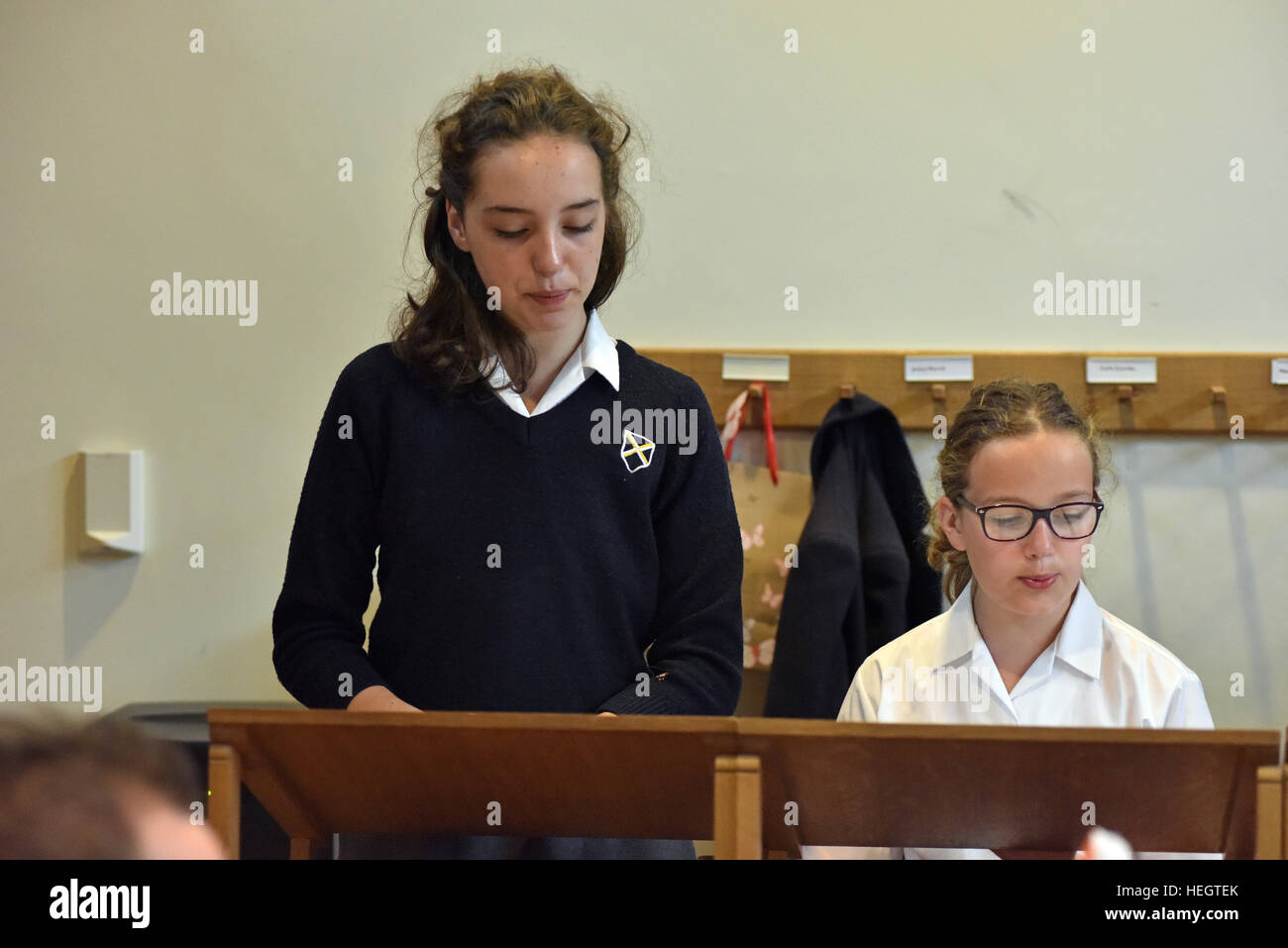 Coristi provano per un ora ogni giorno scolastico prima dell inizio della scuola, fotografata nel brano la scuola a Cattedrale di Wells. Foto Stock