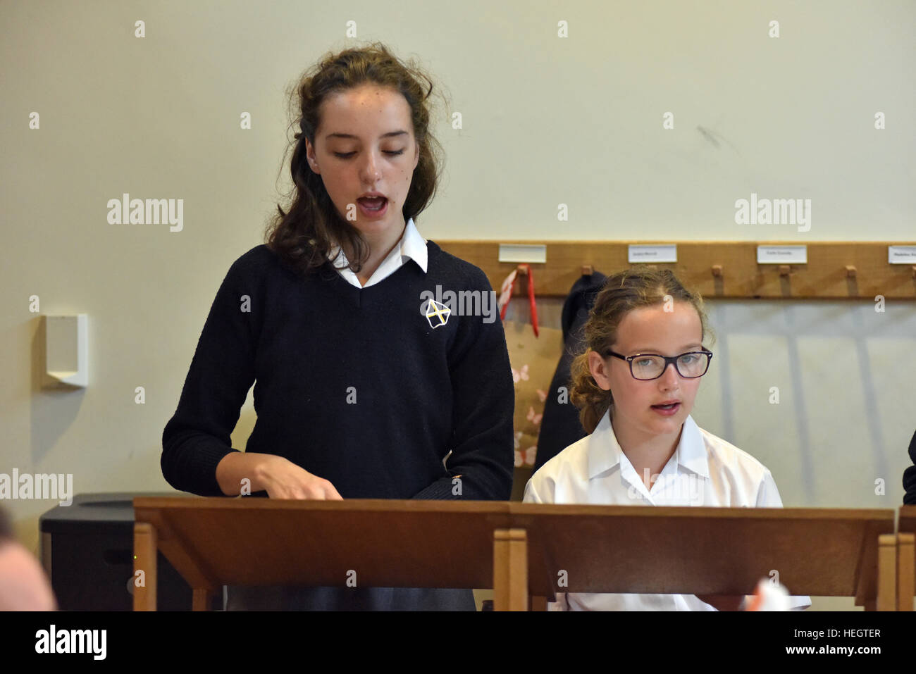 Coristi provano per un ora ogni giorno scolastico prima dell inizio della scuola, fotografata nel brano la scuola a Cattedrale di Wells. Foto Stock