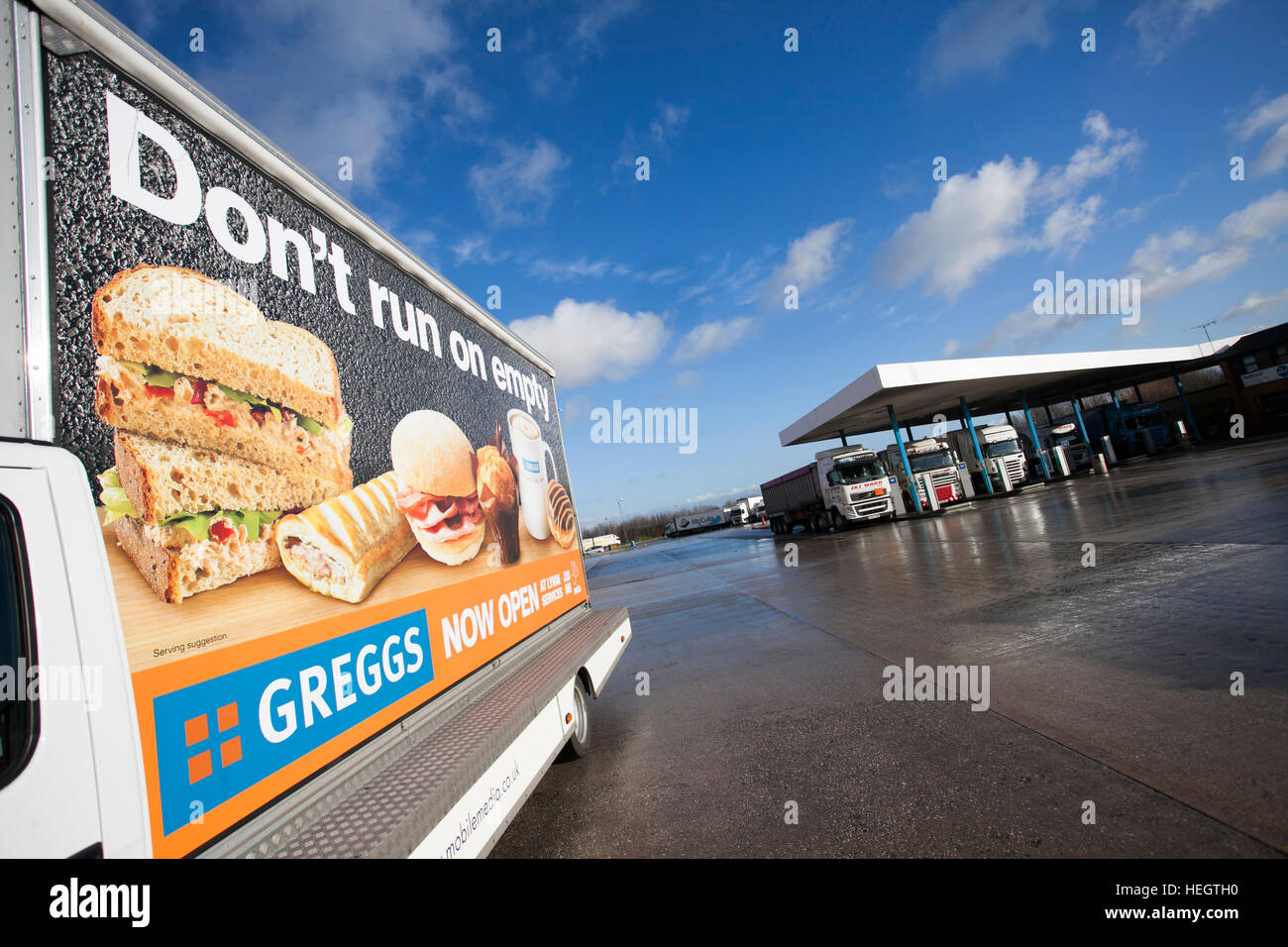 Greggs bakers pubblicità sulla scheda servizi autostradali e il piazzale antistante Foto Stock Greggs bakers pubblicità sulla scheda servizi autostradali e il piazzale antistante Foto Stock