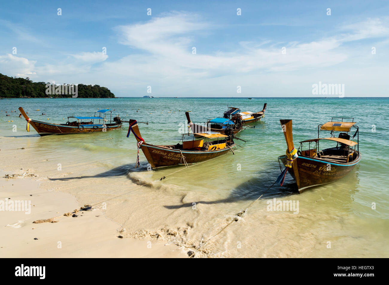 Longtail barche a terra da spiaggia Foto Stock