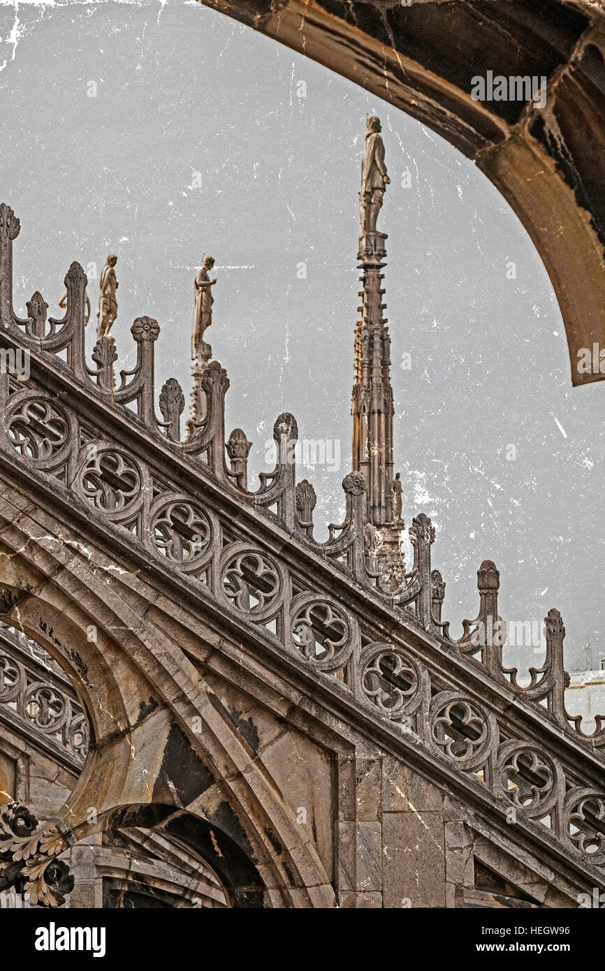 Vecchia foto con dettagli architettonici dal tetto del famoso Duomo di Milano, lombardia, italia. Elaborazione vintage. Foto Stock