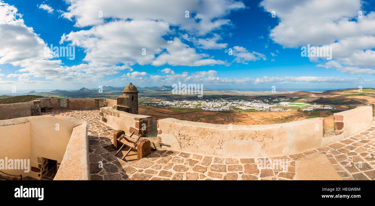 Villaggio di Teguise Lanzarote visto dal Castello di Santa Barbara Foto Stock