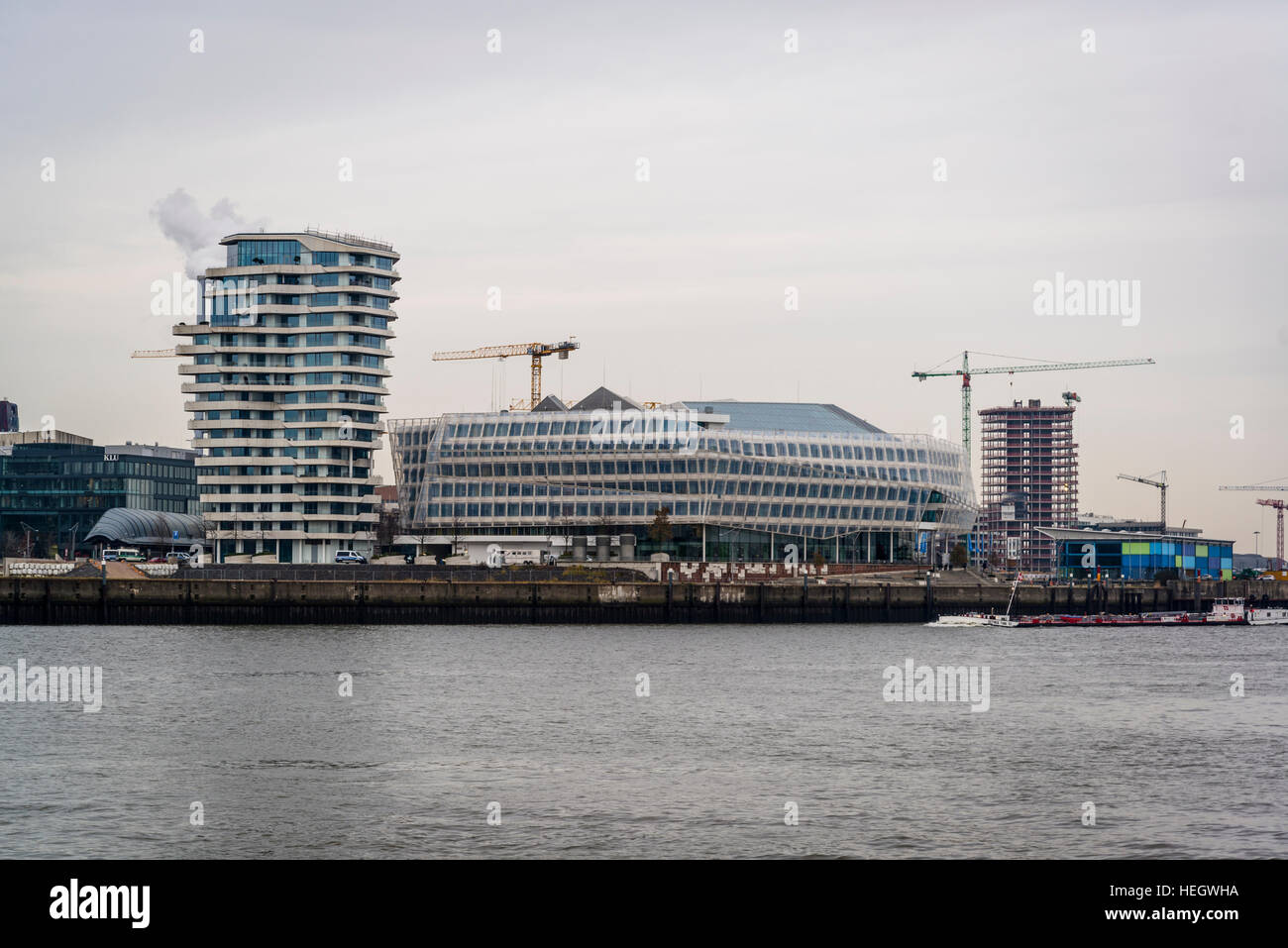 Lavori di costruzione in corso in HafenCity, dal porto di Amburgo sul fiume Elba, Amburgo, Germania Foto Stock