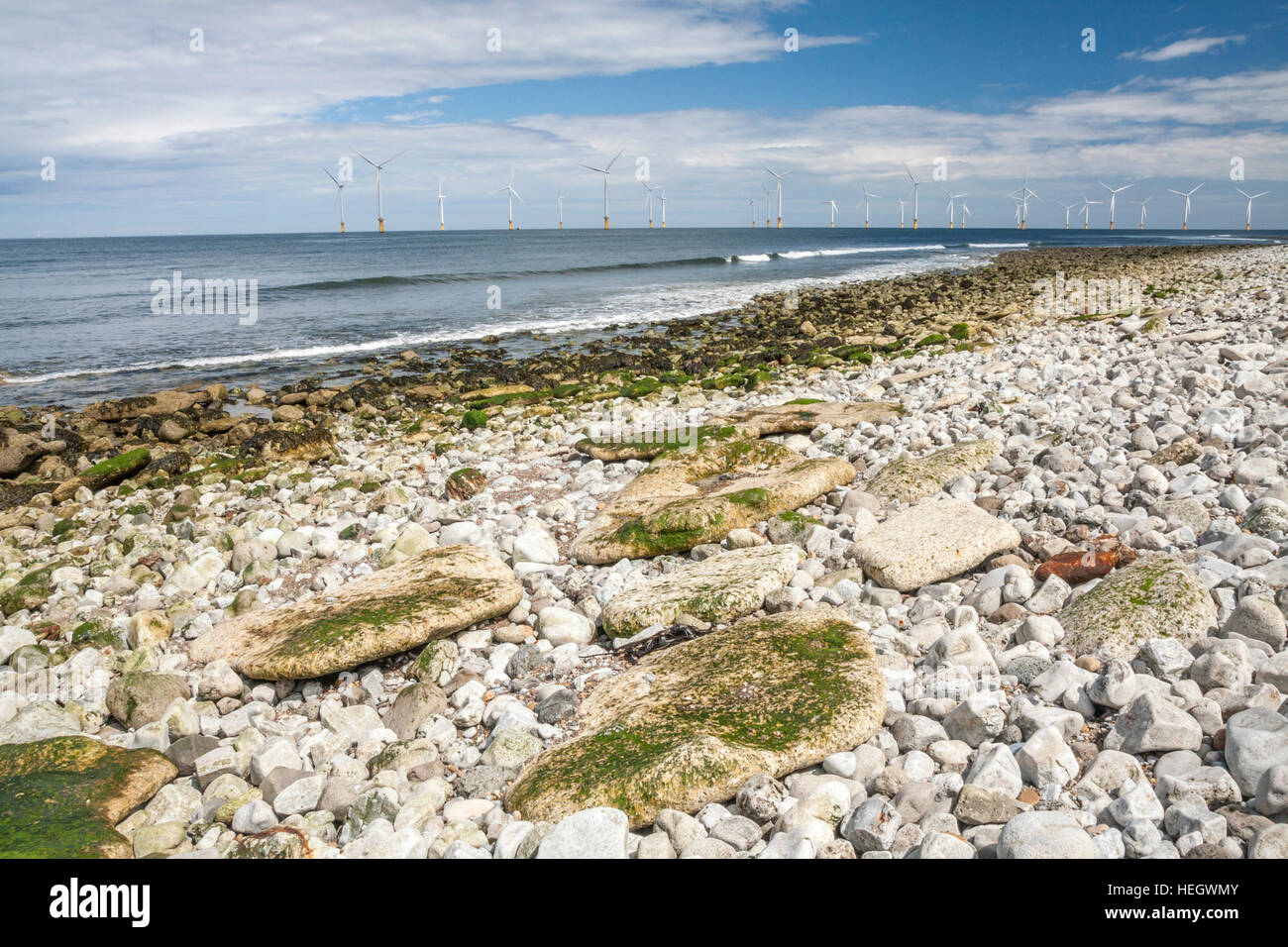 Una vista di turbine eoliche al largo della costa di Redcar,l'Inghilterra,UK Foto Stock