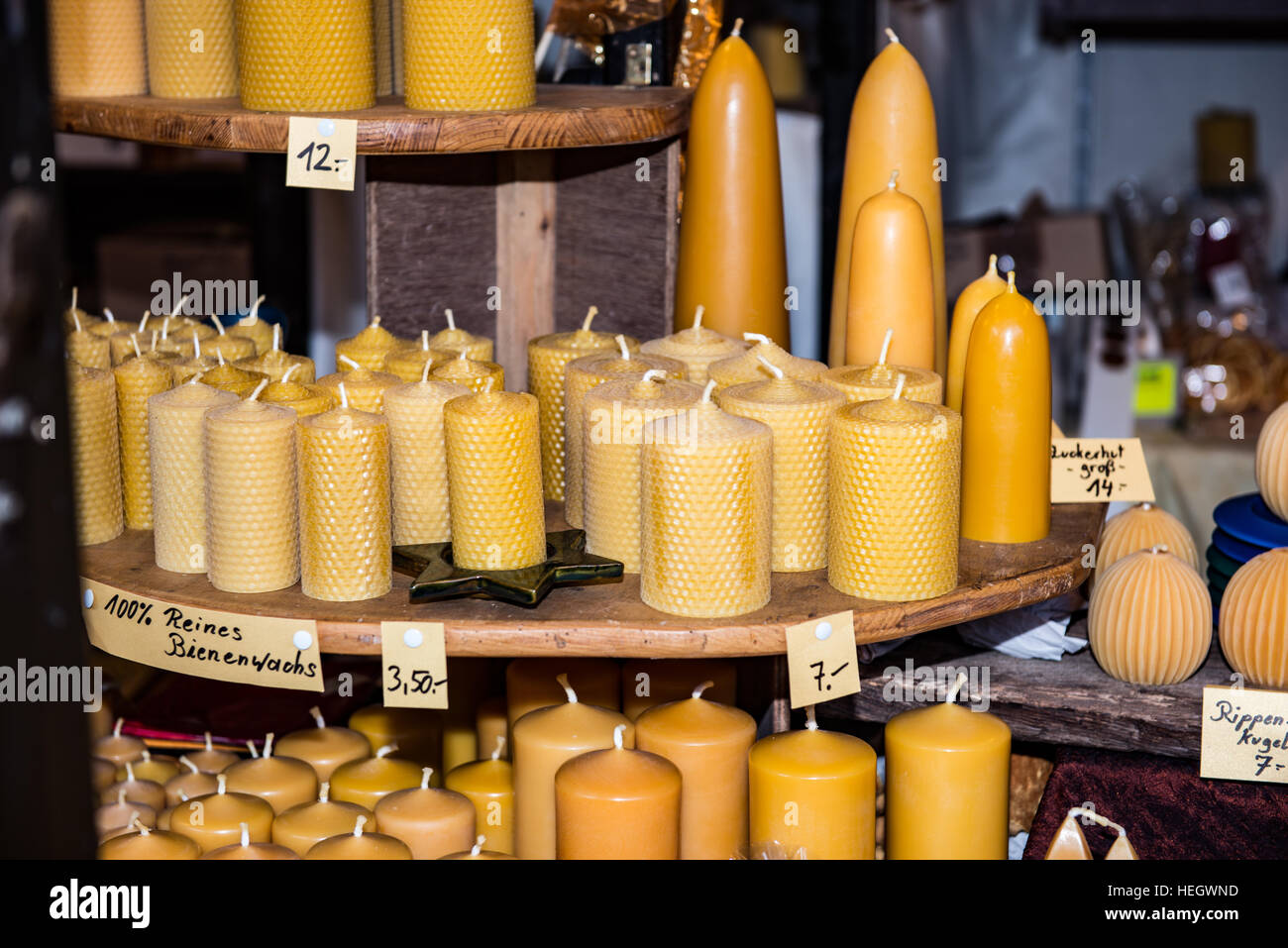 Candele in cera d'api in vendita su un mercato di Natale in stallo Foto  stock - Alamy