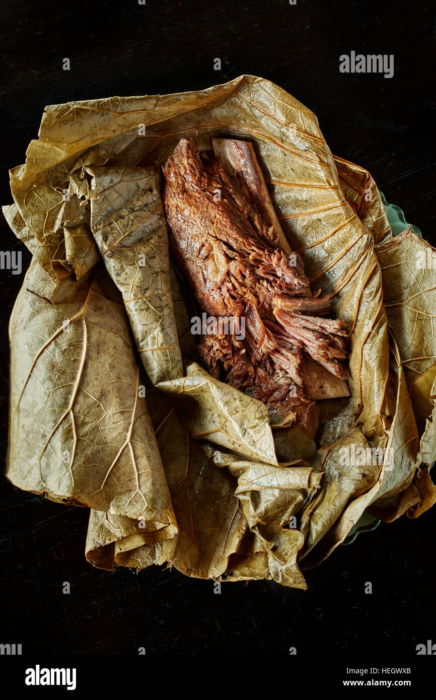 Cinese cotte lentamente la nervatura di carni bovine confezionate in lotus leaf settentrionale piatto cinese Hutong Shard ristorante Foto Stock
