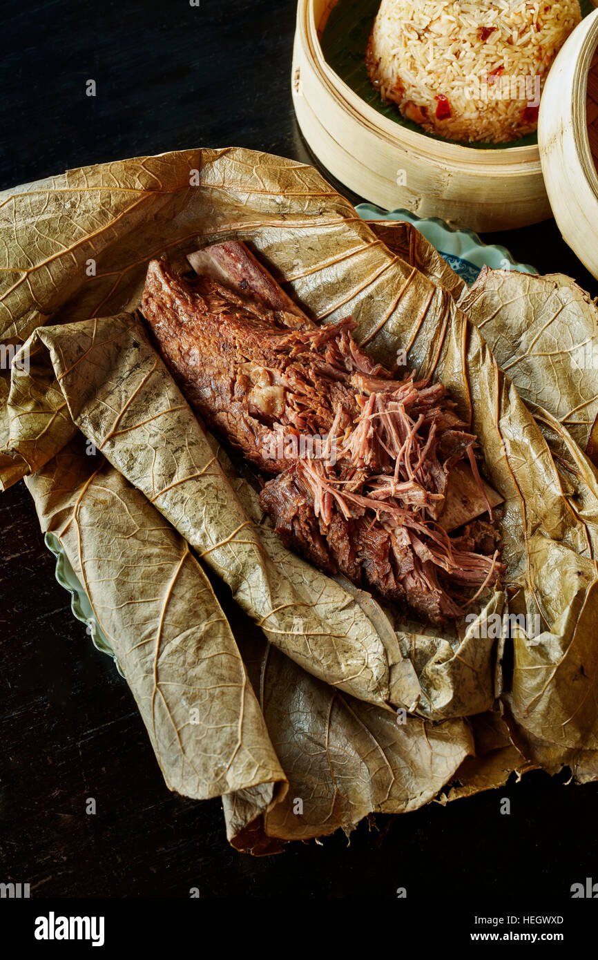 Cinese cotte lentamente la nervatura di carni bovine confezionate in lotus leaf settentrionale piatto cinese Hutong Shard ristorante Foto Stock