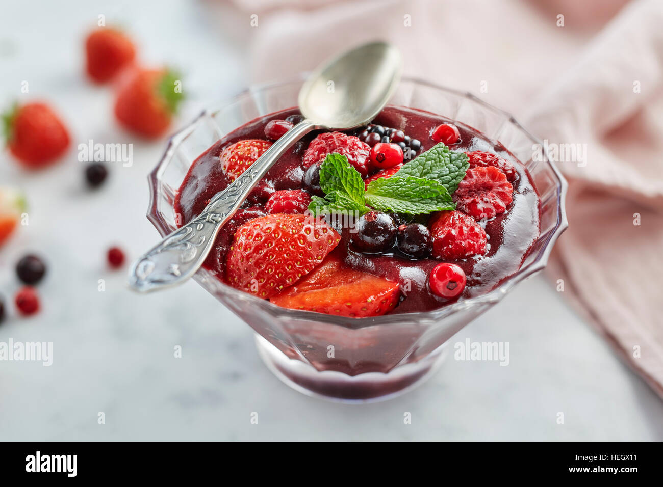 Gelatina di frutta rossa ciotola in vetro alla menta budino di dessert dolce estate inglese inglese fresco che serve agave di gelatina rossa Foto Stock