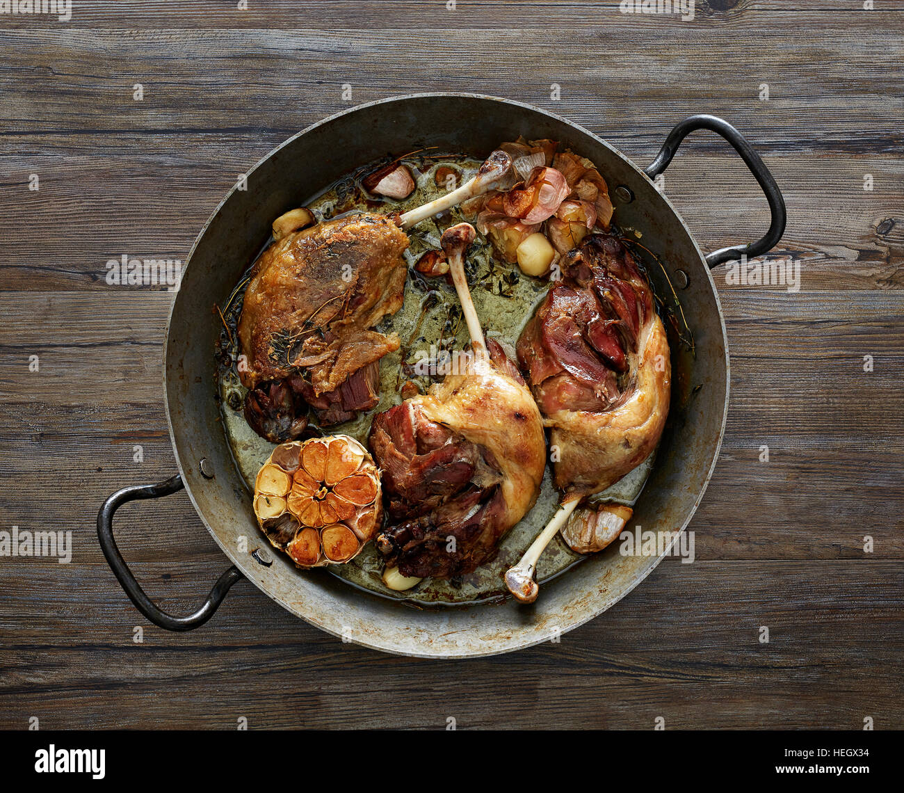 pan arrosto gambe d'anatra aglio rustico piano superiore Foto Stock