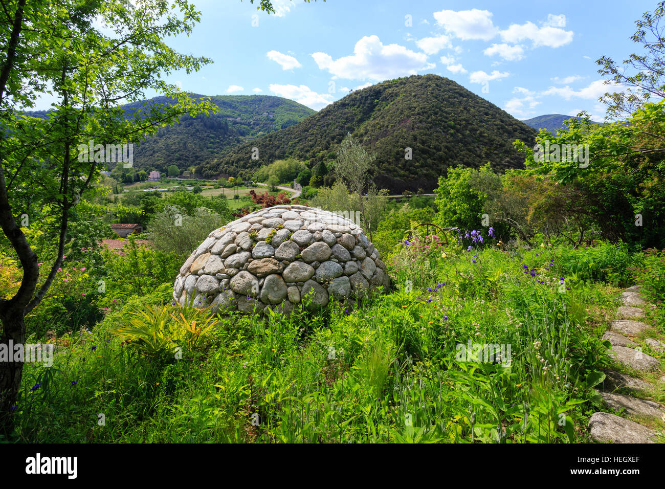 Capannone realizzata con ciottoli in 'Giardino di Sambucs', Francia (menzione obbligatoria del giardino il nome. Utilizzare solo per premere e libri) Foto Stock