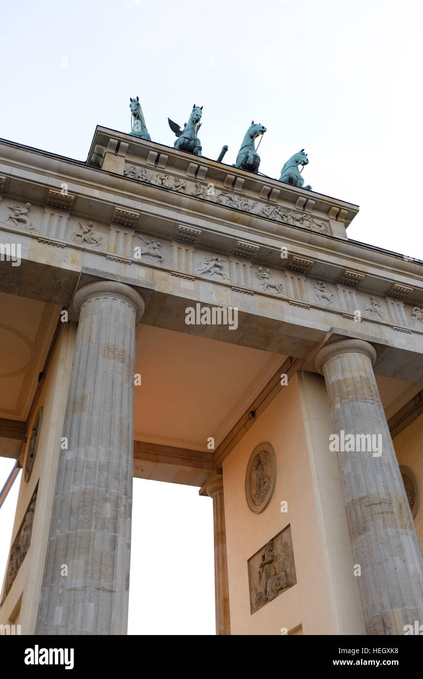 La metà superiore della storica porta di Brandeburgo a Berlino, Germania al tramonto con una quadriga in cima il 6 luglio 2015. Foto Stock
