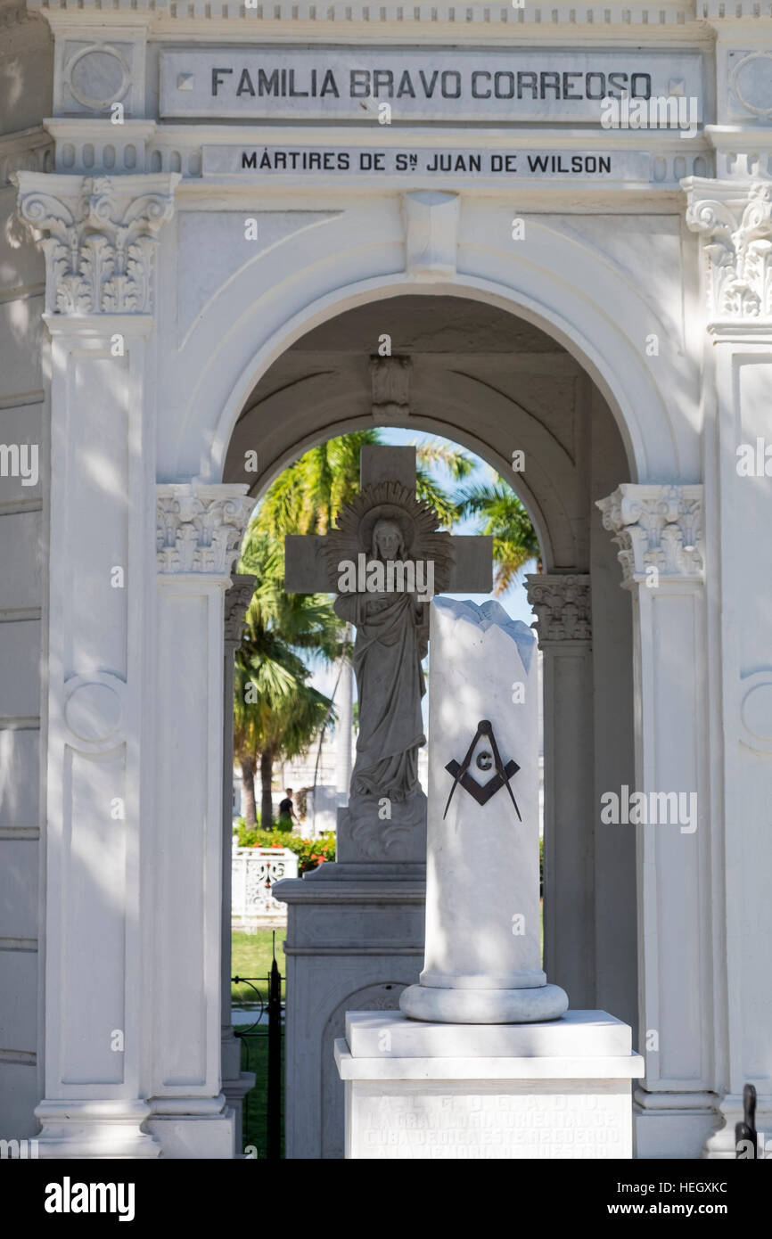 Tomba con simboli massonico, il cimitero di Santa Ifigenia, Santiago de Cuba, Cuba Foto Stock