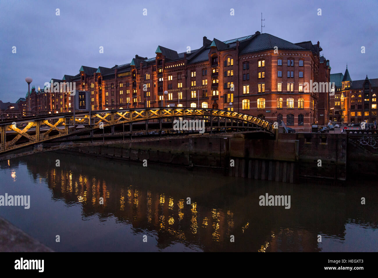 Speicherstadt warehouse district e Ponte Jungfern, Amburgo, Germania Foto Stock