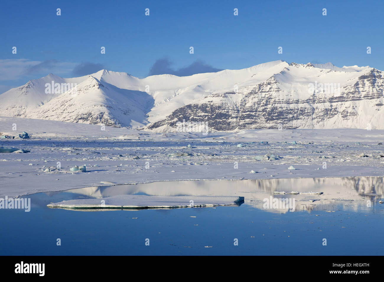 Deriva Galleggianti di ghiaccio nel ghiacciaio Jökulsárlón laguna in inverno, lago glaciale nel sud-est dell'Islanda Foto Stock