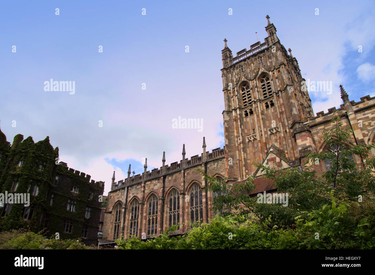 Malvern abbazia e L) il Abbey Hotel, Great Malvern, Worcestershire Foto Stock