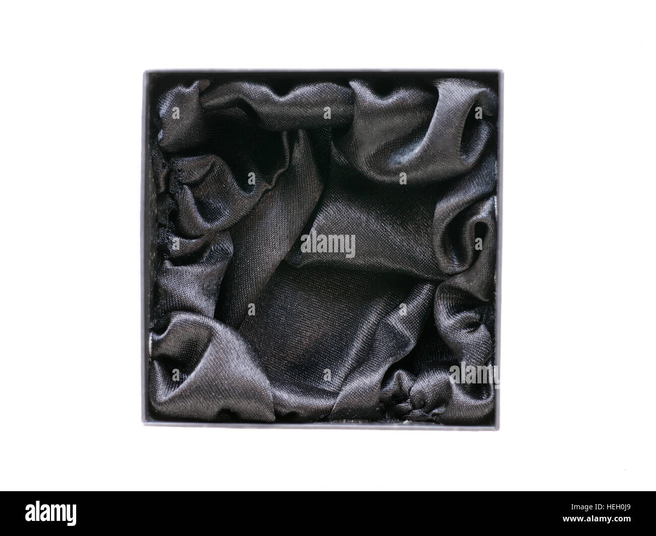 Nero regalo jewel box con seta nera all'interno. Vista dall'alto isolato su bianco Foto Stock
