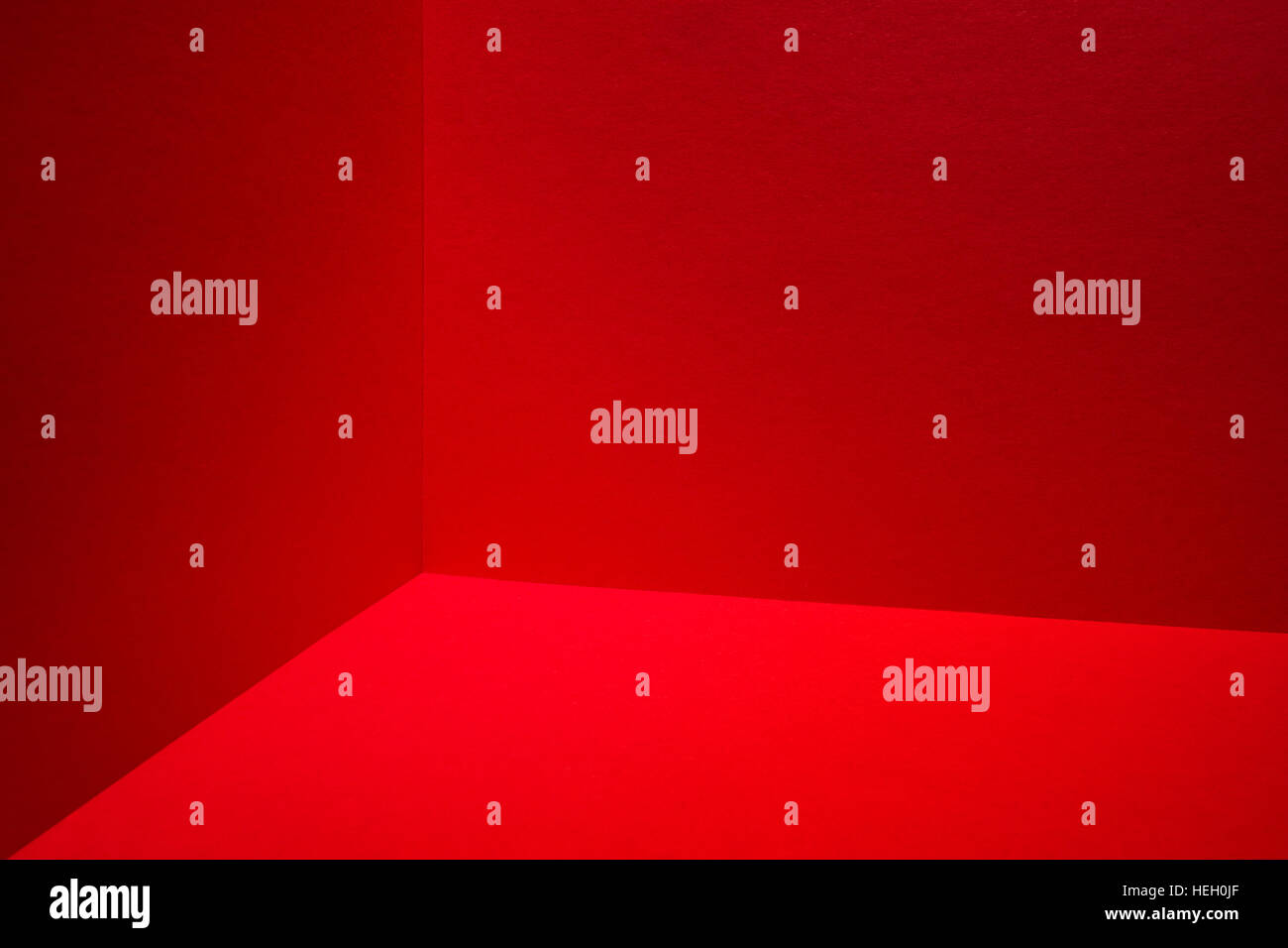 Rosso vuoto angolo della camera. Minimalista concetto di spazio Foto Stock
