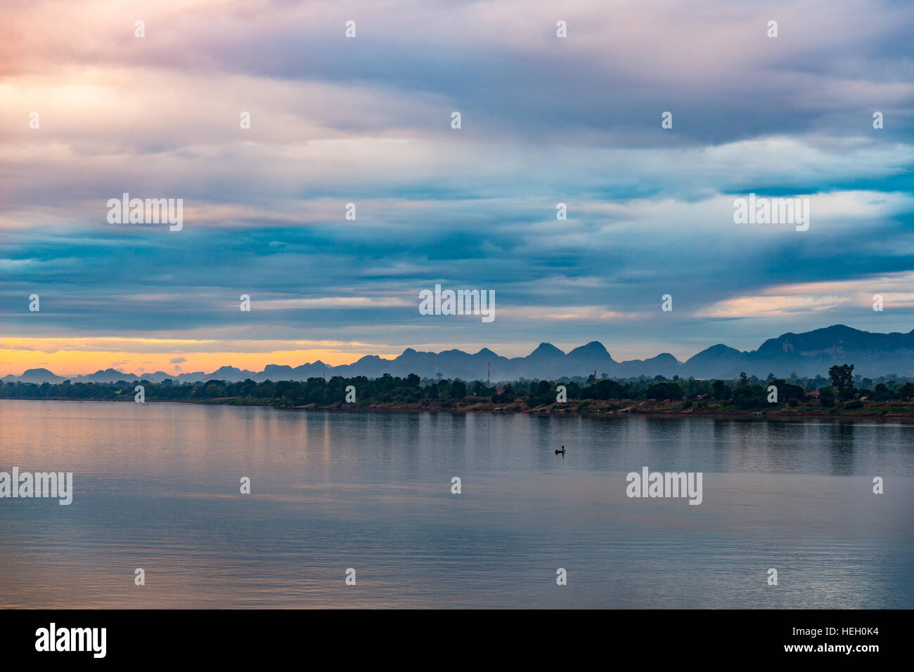 Lo straordinario paesaggio nella Repubblica democratica popolare del Laos sul lato opposto del fiume Mekong bank, visto da Nakhon Phnom. Eccezionale cloudscape al crepuscolo. Foto Stock