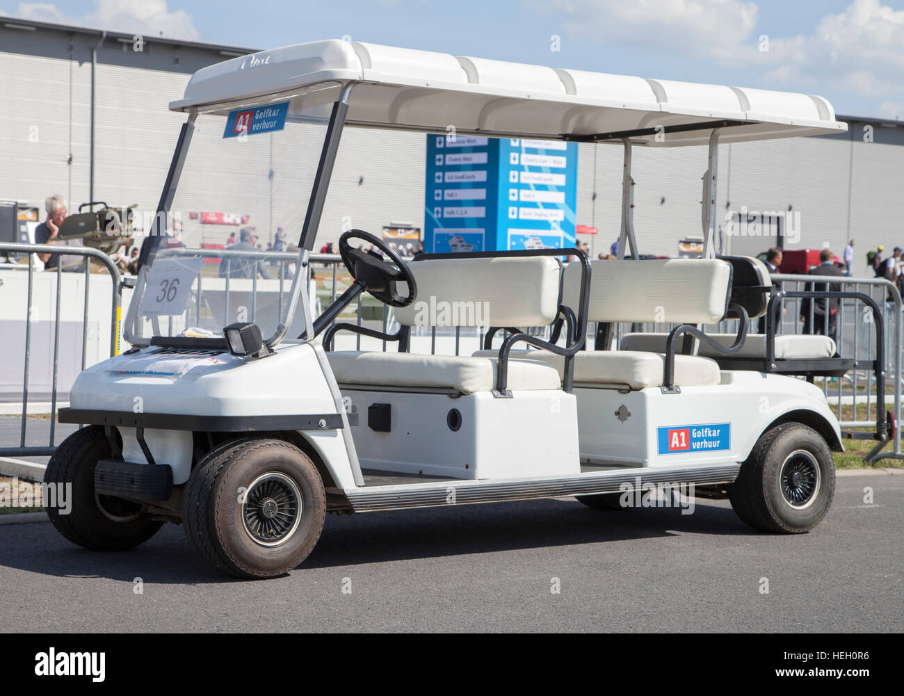 Berlino / GERMANIA - GIUGNO 3,2016: un golfcar sorge sull aeroporto di Berlino Foto Stock