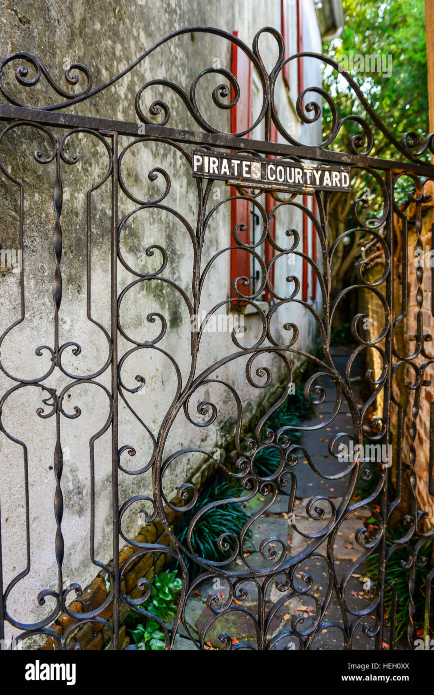 Un grungy cancellata in ferro battuto di passaggio presso il pirata casa cortile del famoso per alloggiamento presumibilmente Blackbeard, Charleston SC Foto Stock