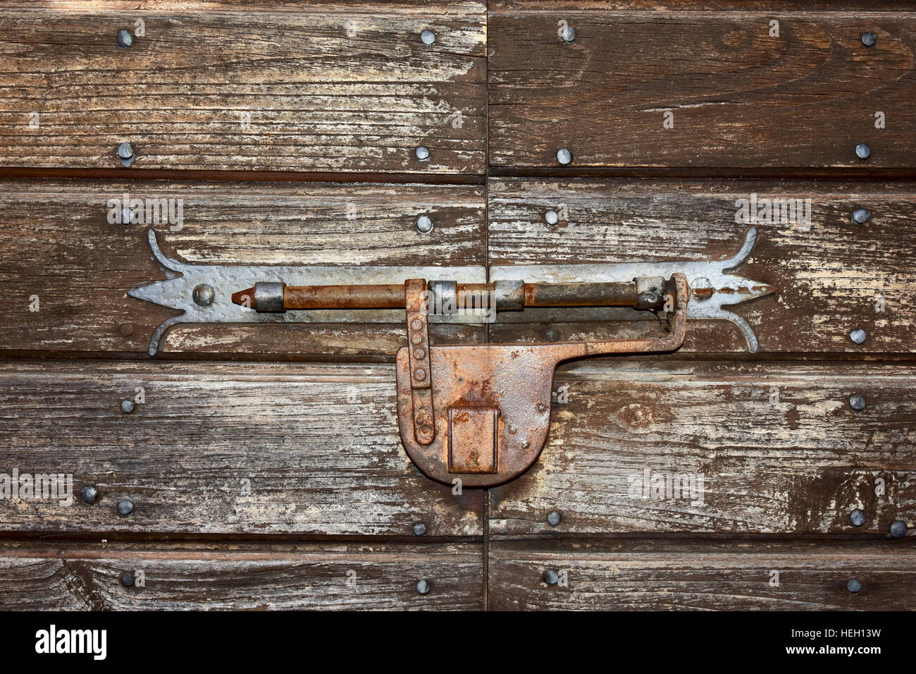 Vecchia serratura con ruggine sulla porta di legno Foto Stock