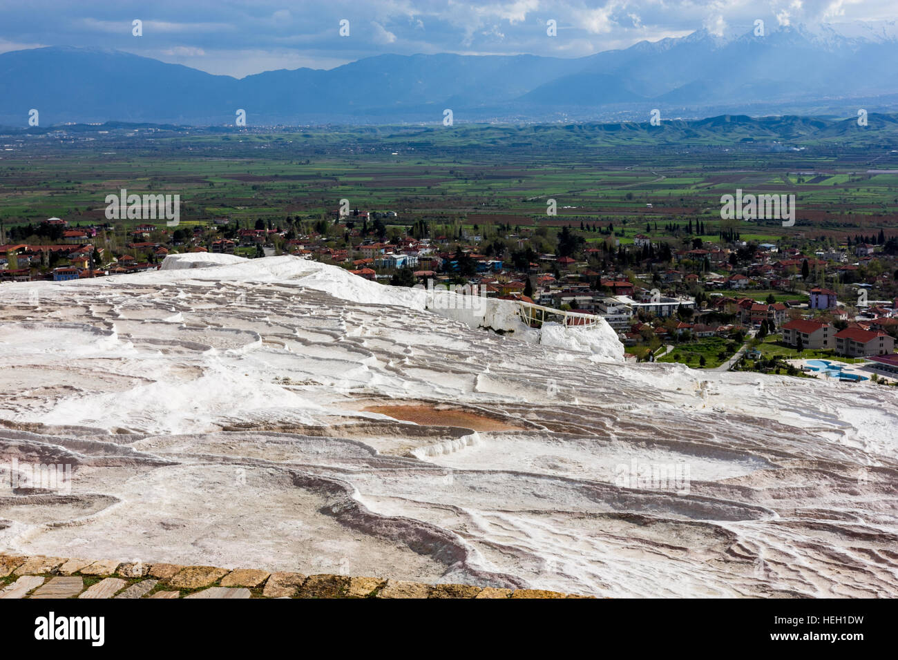 Un elevato angolo di visione di un paese con un paesaggio unico in primo piano. Foto Stock