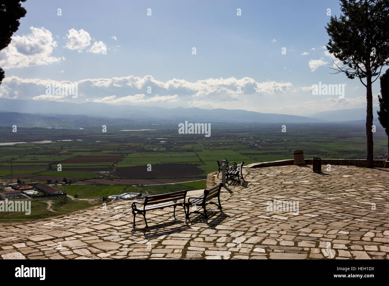 Una collina il panorama della città sottostante. Foto Stock