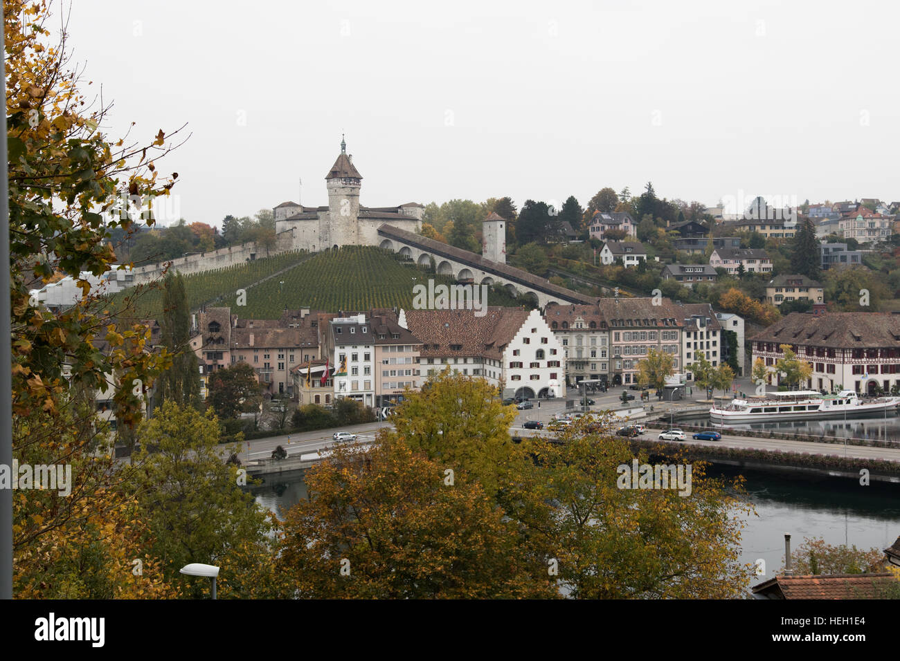 Un elevato angolo di visione di una città. Foto Stock