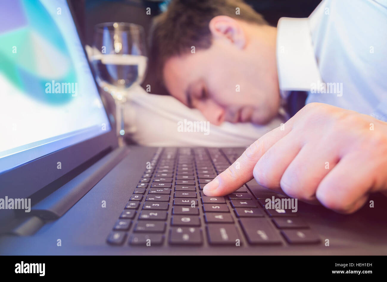 Stanco imprenditore cade a dormire sulla scrivania in ufficio durante il lavoro. Foto Stock