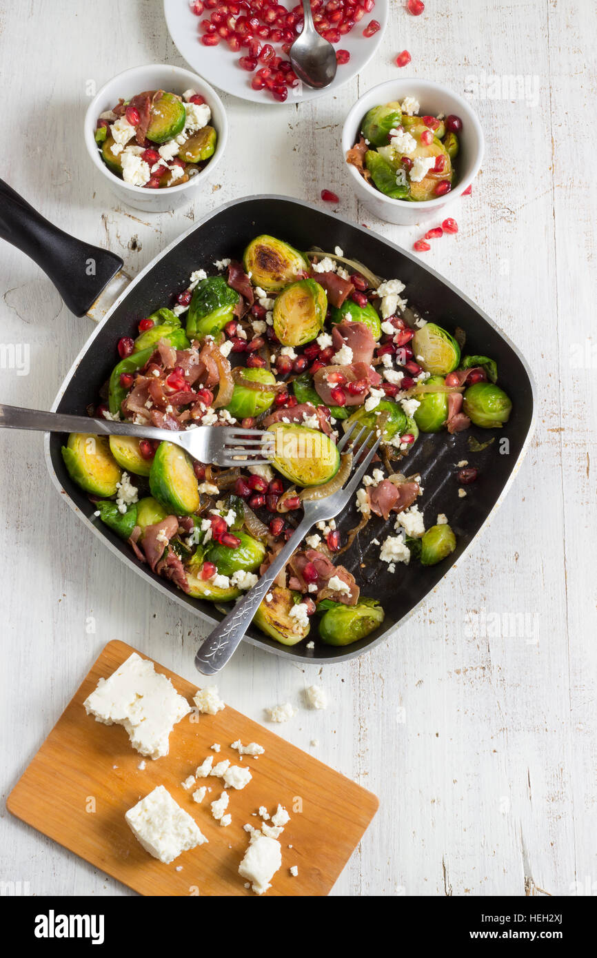 Arrosto di cavolini di Bruxelles insalata Foto Stock