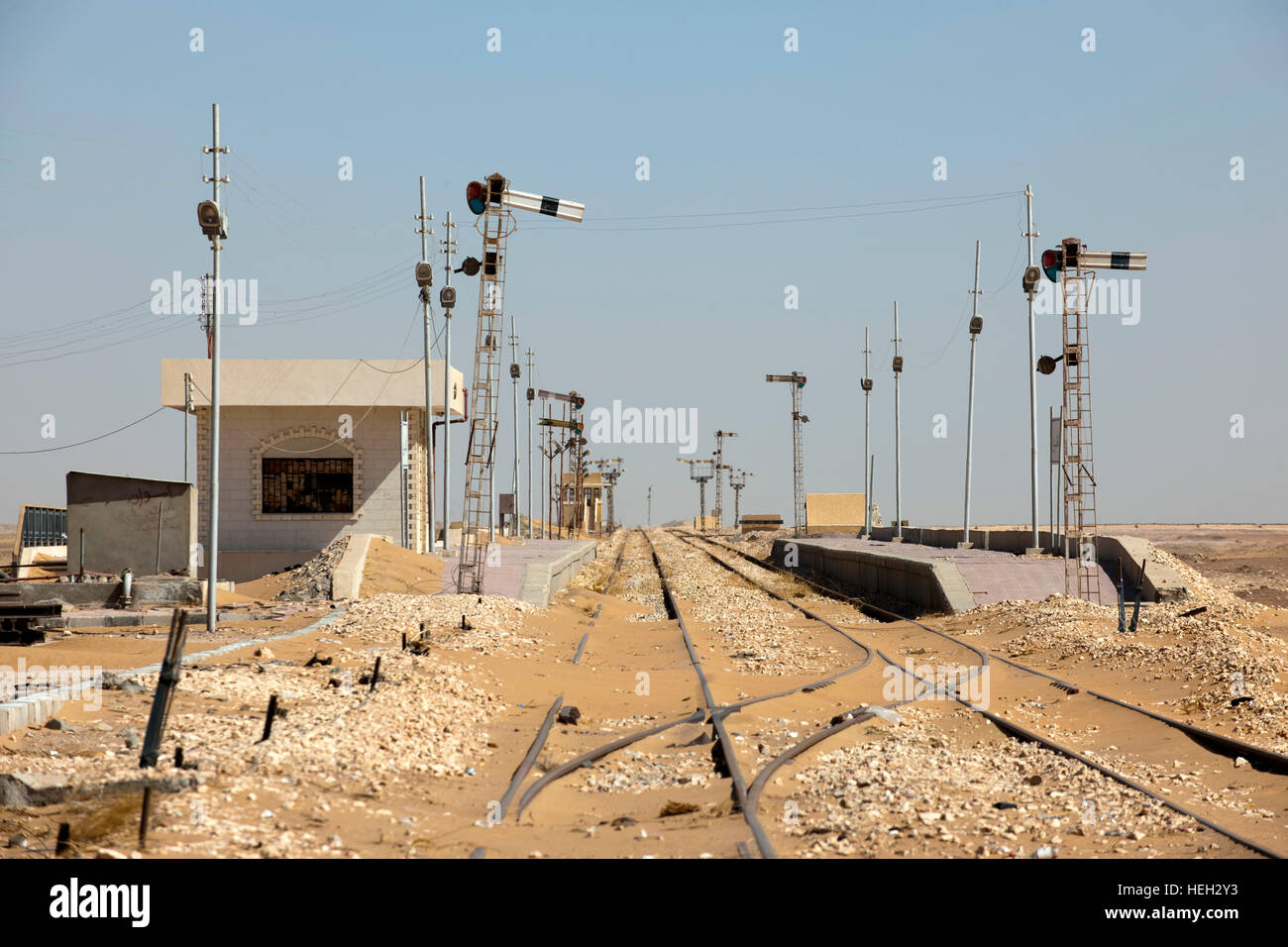 Aegypten ha, libysche Wüste, stillgelegte Phospateisenbahn bei der Oase Kharga Foto Stock