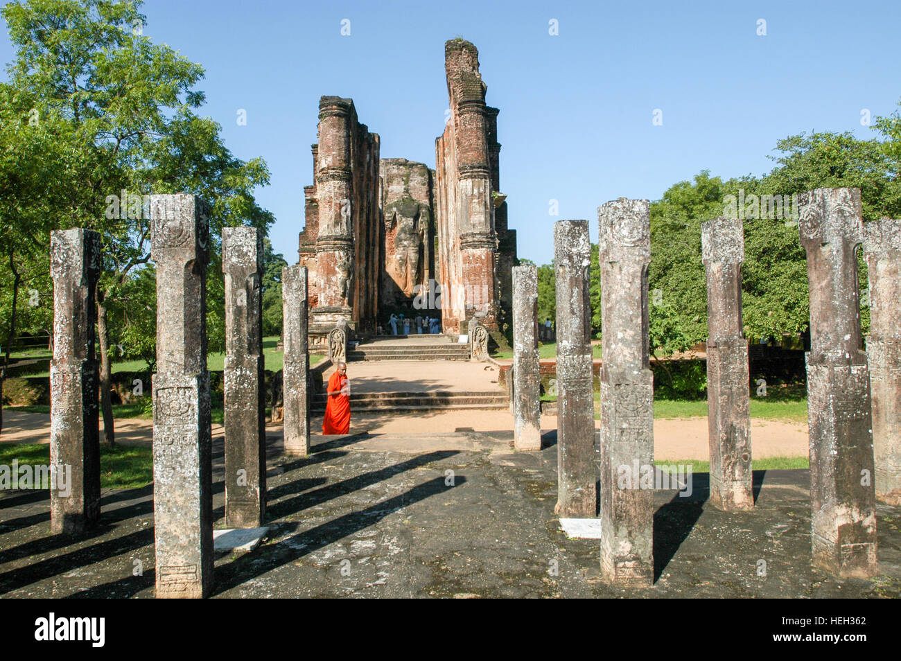 Polonnaruwa, Sri Lanka - 19 dicembre 2004: Monk a piedi nella parte anteriore del tempio Lankatilanka a Polonnaruwa rovina il patrimonio mondiale sullo Sri Lanka Foto Stock