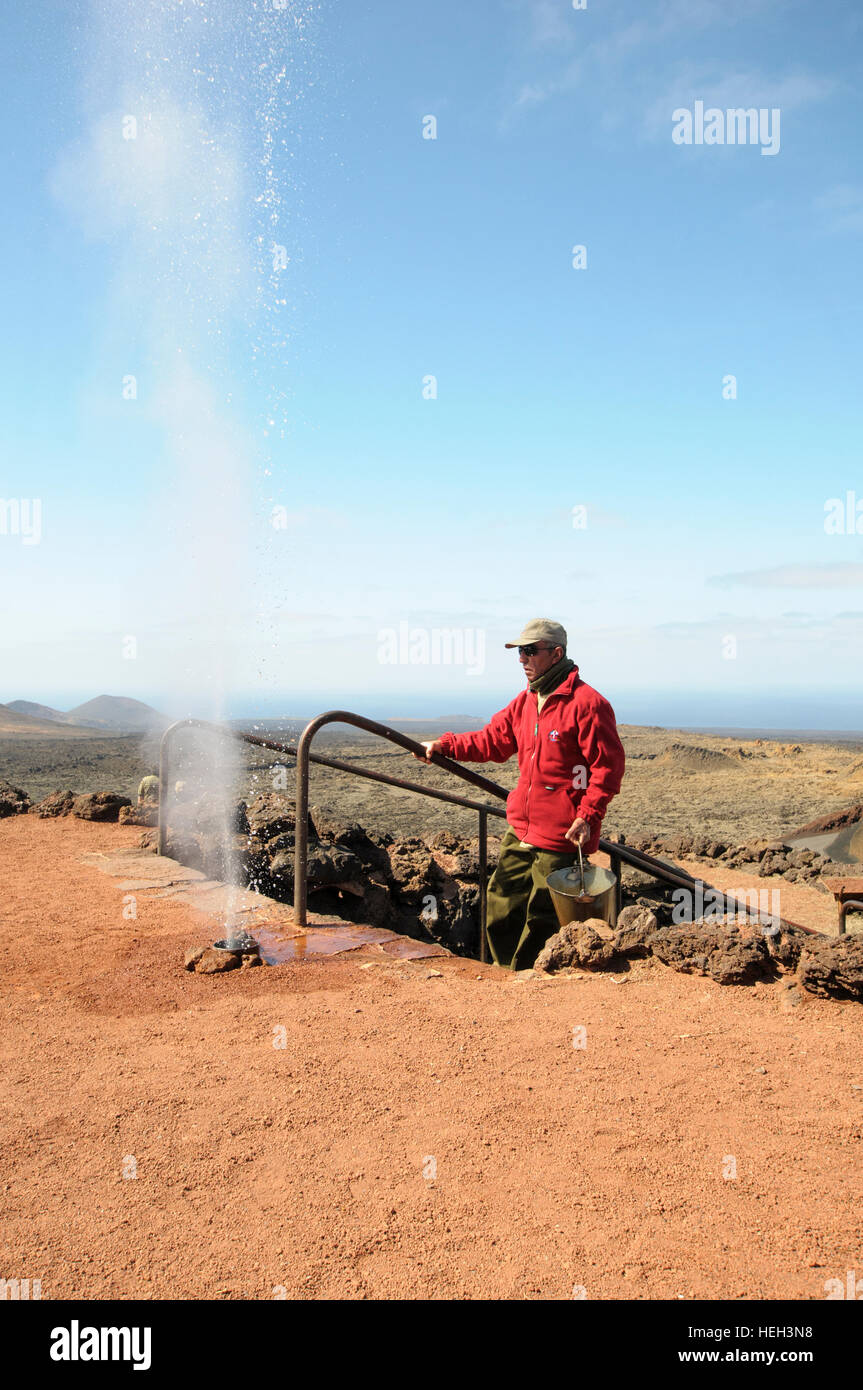 Dimostrazione della formazione di geyser, Parco Nazionale di Timanfaya, Montañas del Fuego, Lazarote, Isole Canarie, Spagna Foto Stock