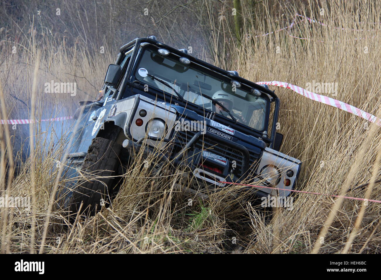 Land Rover Defender 90 winching dalla palude melmosa durante un 4x4 off road challenge in Spaarnwoude, Paesi Bassi Foto Stock