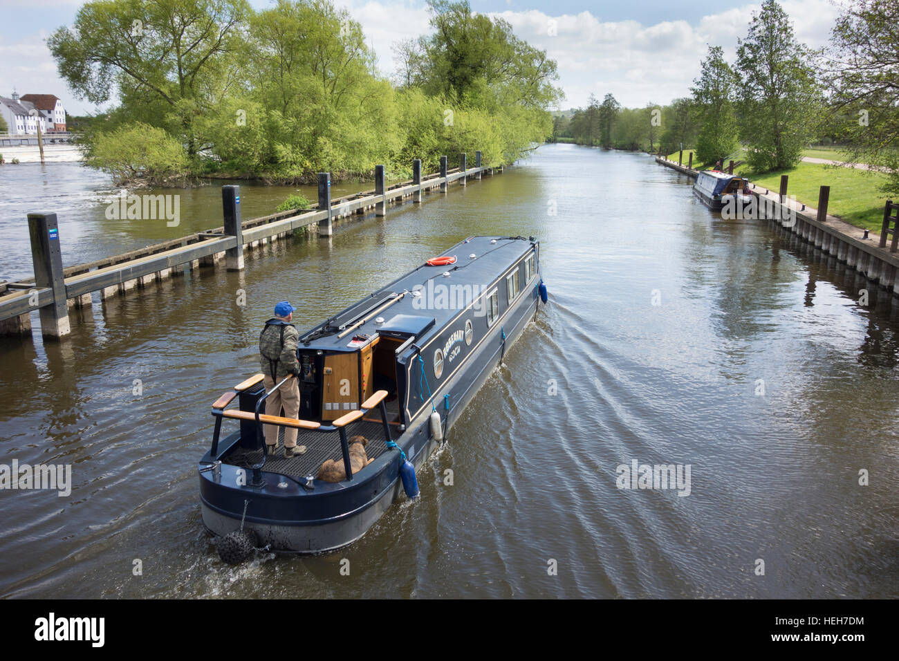 Una stretta crociera in barca sul fiume Tamigi a serratura Hambleden, Berkshire, Inghilterra Foto Stock
