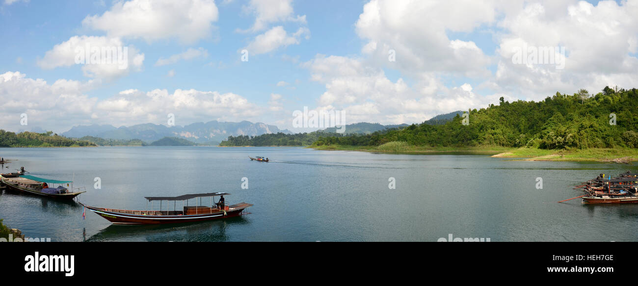 Popolo Thai vela barca dalla coda lunga a manutenzione per inviare e ricevere persone viaggi in Lan Cheow lago a Ratchaprapa Rajjaprabha o serbatoio di diga in Khao S Foto Stock