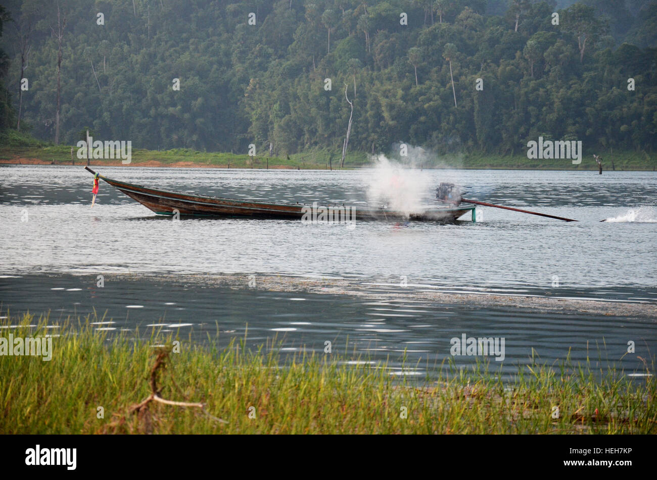 Popolo Thai vela barca dalla coda lunga a manutenzione per inviare e ricevere persone viaggi in Lan Cheow lago a Ratchaprapa Rajjaprabha o serbatoio di diga in Khao S Foto Stock