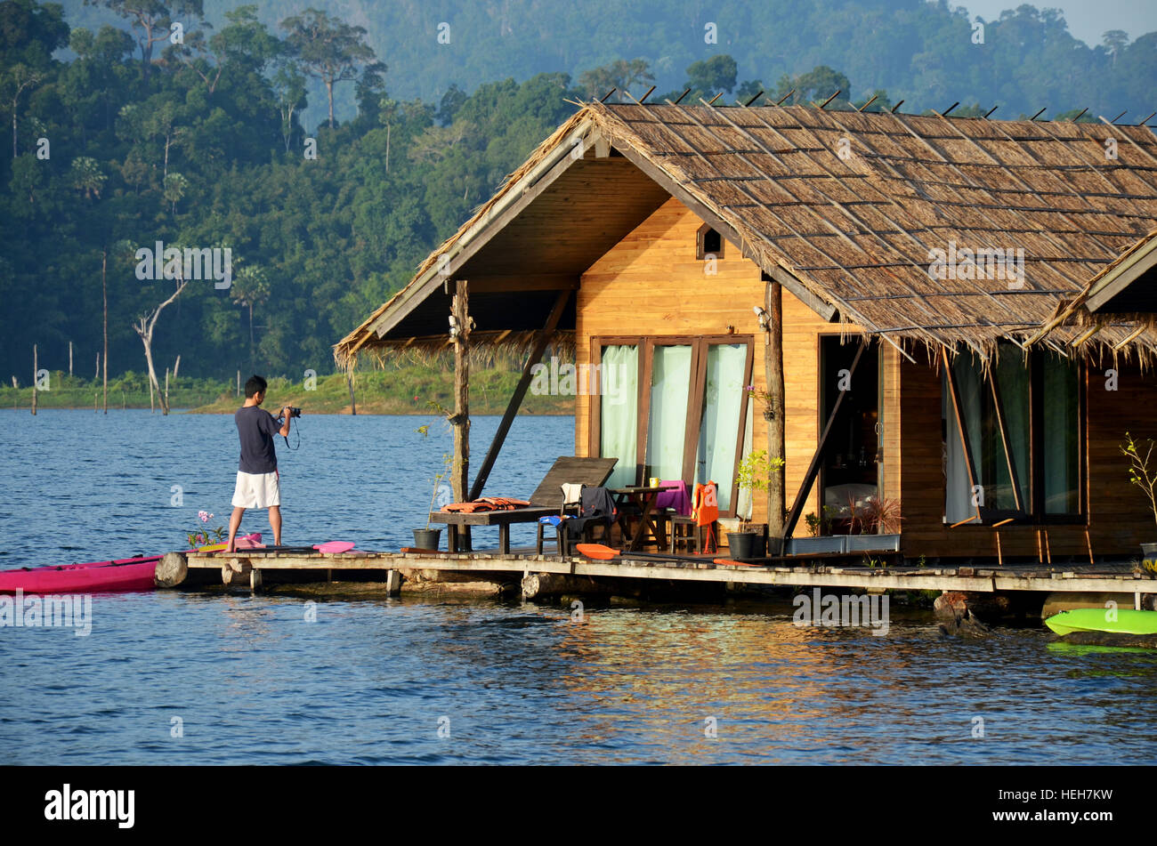 Popolo tailandese di scatto vista foto paesaggio di Cheow Lan al Lago Ratchaprapa o Rajjaprabha diga serbatoio alla zattera resort il 3 marzo 2011 in Khao Sok Na Foto Stock