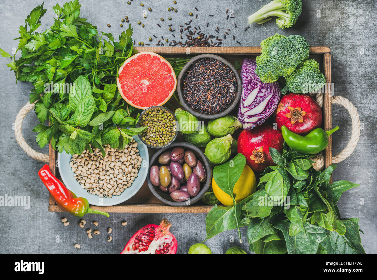 Frutta e verdura fresche, semi, cereali, fagioli, spezie, superfoods, erbe, condimento in una scatola di legno per vegan, allergy-friendly, pulire mangiare, vege Foto Stock