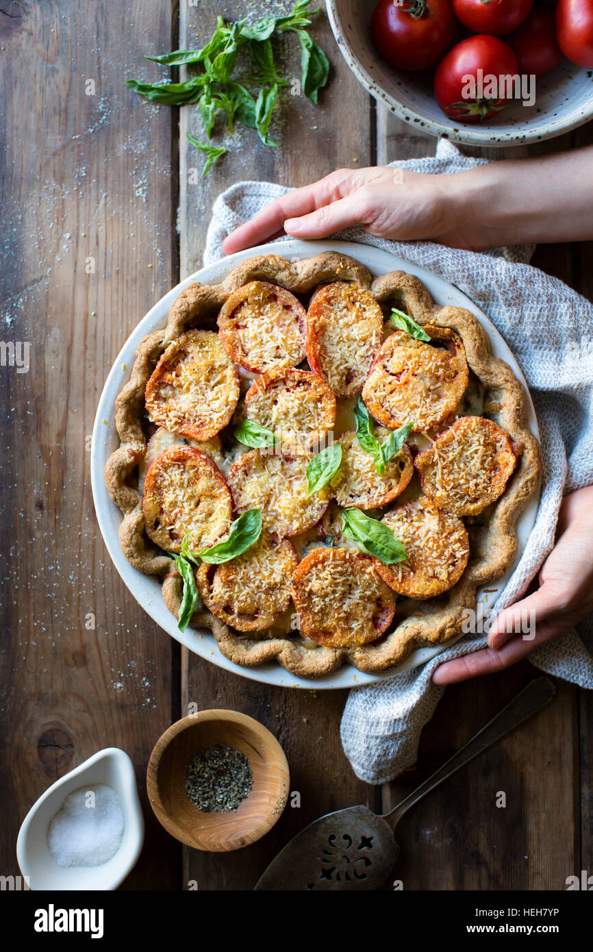 Senza glutine torta di pomodoro con basilico e parmigiano e farina di mais Foto Stock