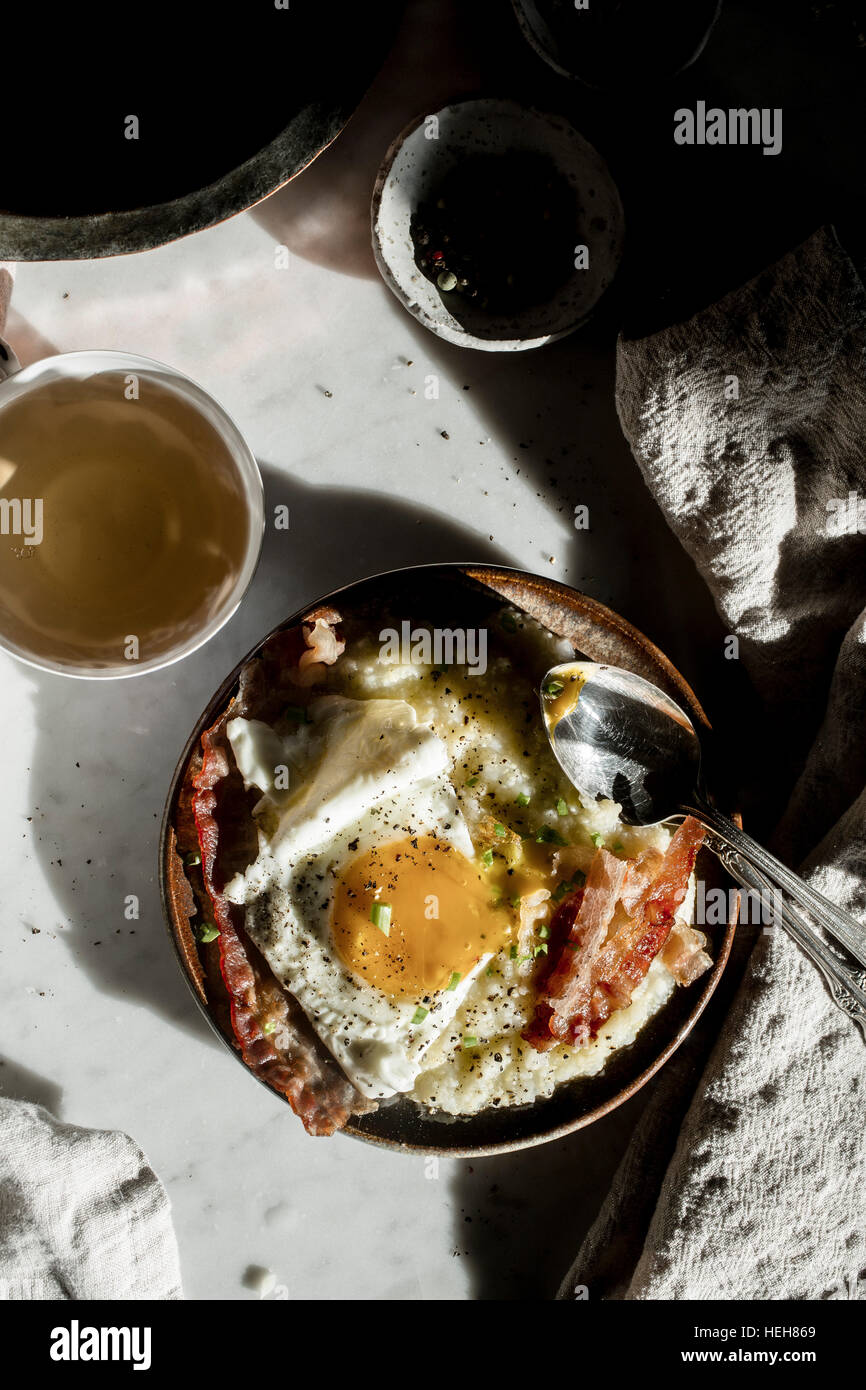 Colazione fritta di pancetta e uova Foto Stock